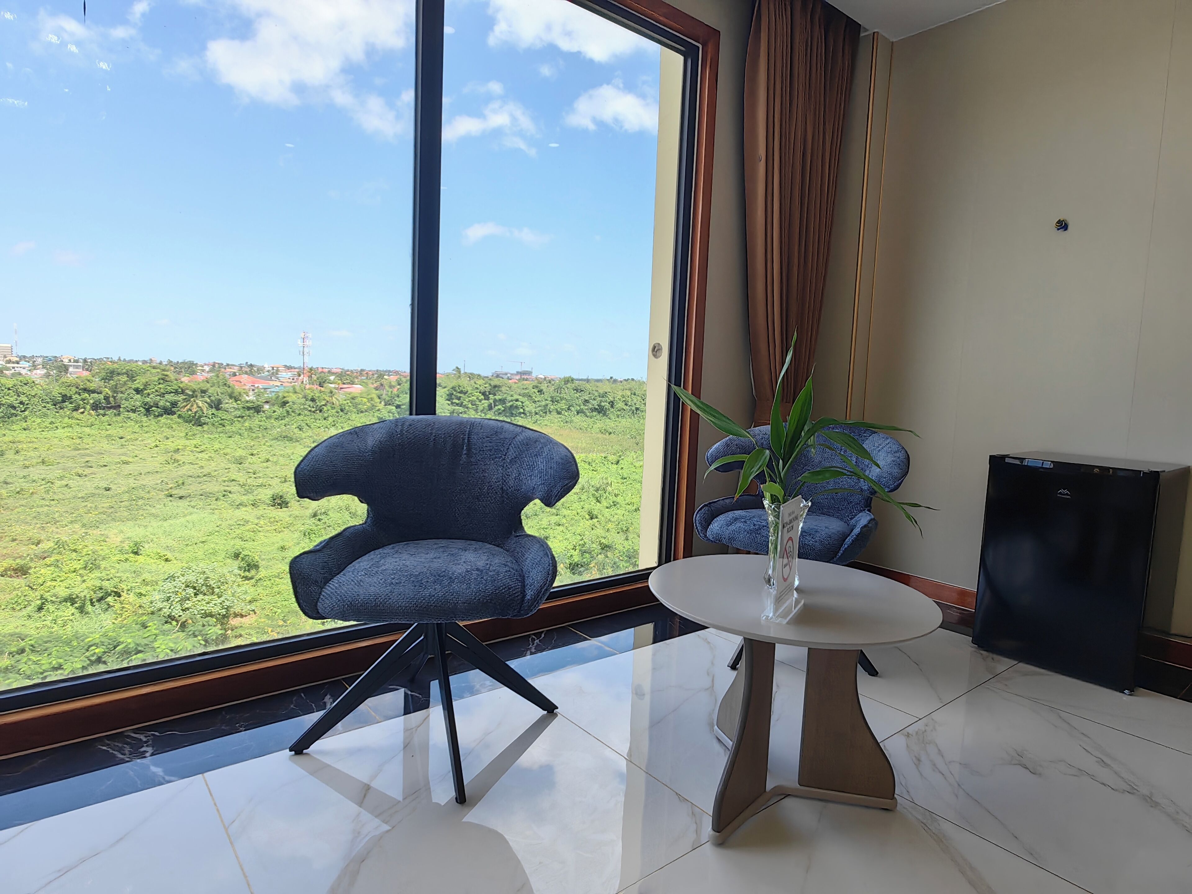 皇家開放式套房 | 起居區 | 75-吋 LCD 液晶電視，提供數位頻道