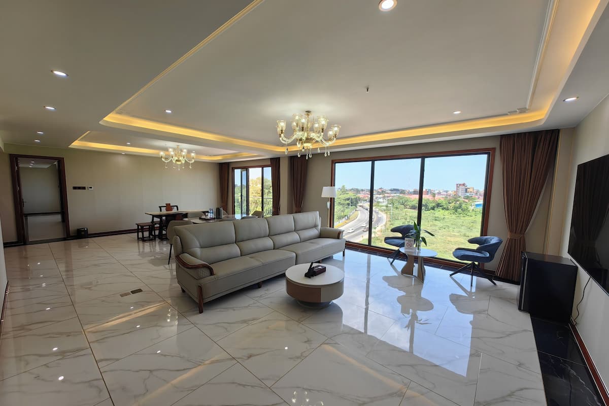 Suite estudio Royal | Sala de estar | Televisión LCD de 75 pulgadas con canales digitales