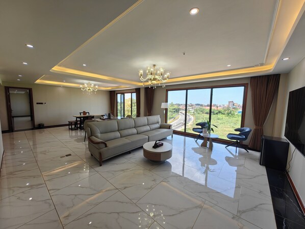 Studiosvit Royal | Vardagsrum | 75-tums LCD-tv med digitalkanaler