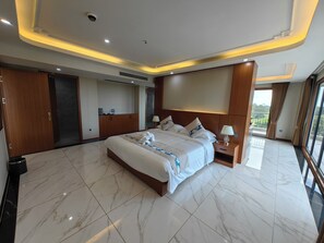 Tallelokero huoneessa, kannettavalle tietokoneelle sopiva työtila