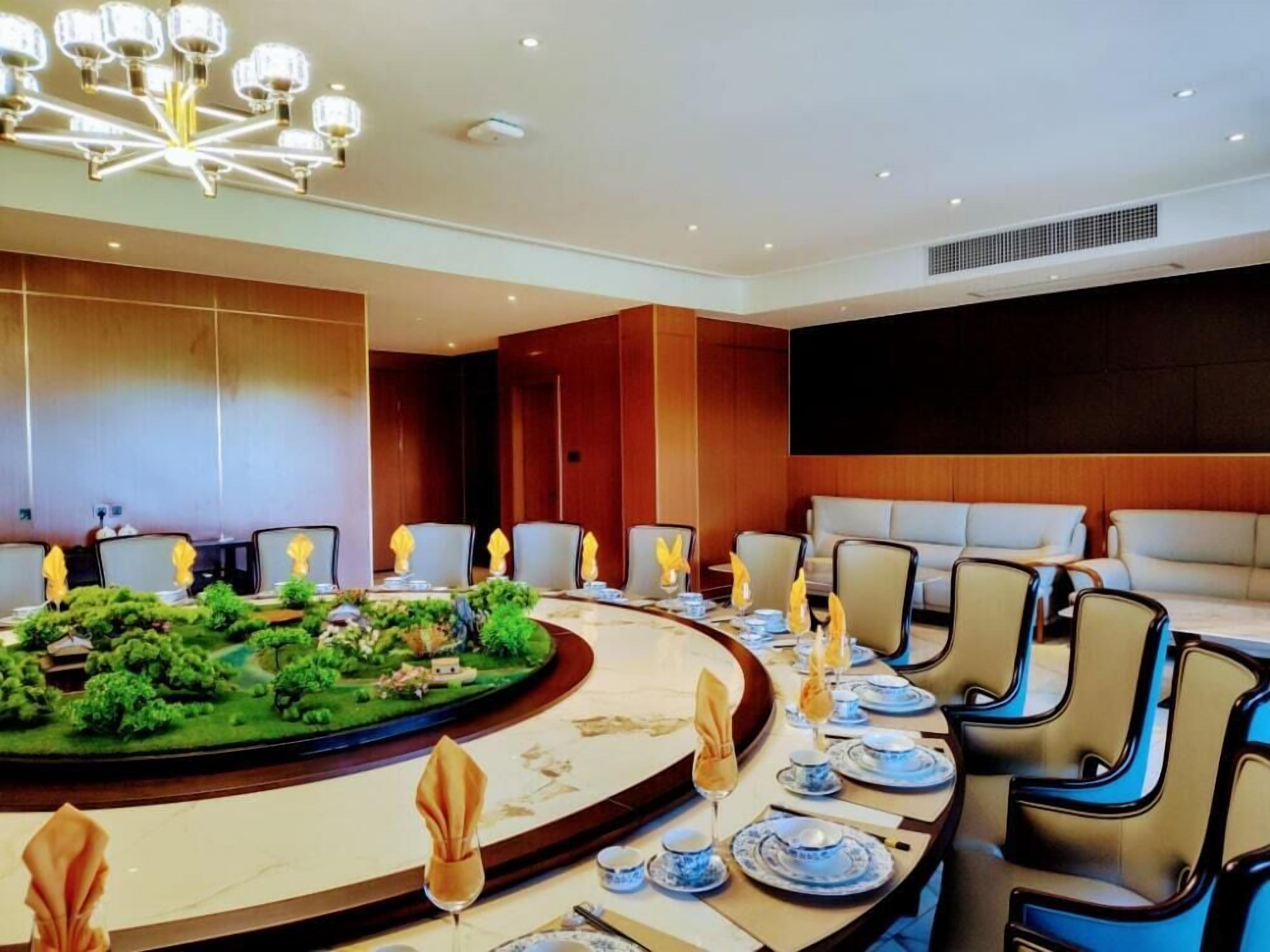 Photo - Royal International Hotel & Mall