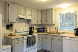 Kjøleskap, mikrobølgeovn, ovn og kokeplater