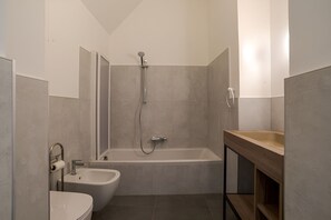 Haartrockner, Bidet, Handtücher, Seife