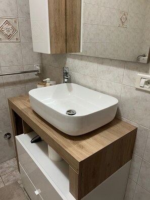 Shower, bidet, towels, soap - THREE-ROOM APARTMENT WITH GARDEN "TERRA DI MARE ( S7) " (Vignacastrisi)