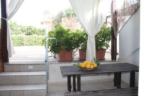 Outdoor dining - THREE-ROOM APARTMENT WITH GARDEN "TERRA DI MARE ( S7) " (Vignacastrisi)