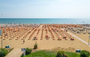 Beach - Gorgeous apartment in Bibione with swimming pool (Bibione)