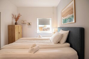 2 chambres, fer et planche à repasser, lit de bébé portatif