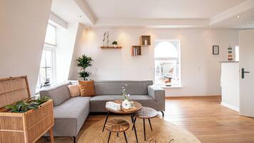 Een smart-tv en boeken