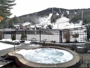 Outdoor spa tub - Attitash 1st Floor Studio With Mountain View (Bartlett)