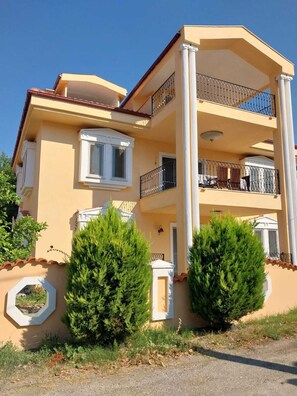 Fachada de la propiedad