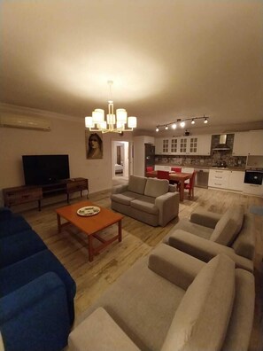 Apartamento família, vista para a montanha | Área de estar