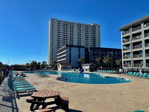 Una piscina techada, una piscina al aire libre