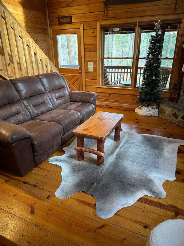 Living area - Misty Lake Getaway - Hot Tub/Dog Friendly/EV Charger (Blue Ridge)