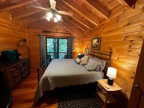 2 bedrooms, desk, iron/ironing board, WiFi