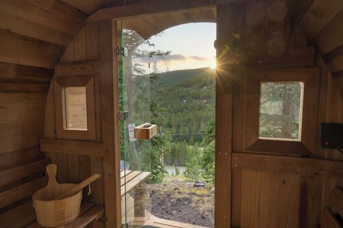 Skyline Lodge with Private Sauna & Hot Tub