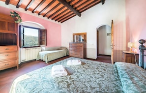6 bedrooms, travel cot, free WiFi