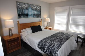 3 bedrooms, iron/ironing board, WiFi, bed sheets - Executive Ski in/out Townhome, close to Golf course, LostLake & bike/hike Trails (Whistler)