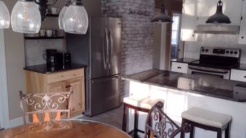 Refrigerador, microondas, horno y parrilla de estufa