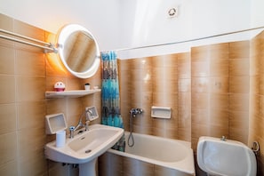 Hair dryer, towels, soap, toilet paper - Spacious 5-Person Apartment  (Poros)