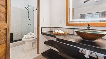 Casa família, vista para a piscina | Banheiro