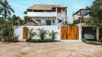 Vista frontal de la propiedad