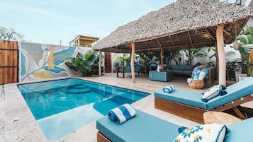 Casa familiar, vista a la alberca | Área de sala de estar