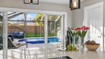 Utendørsbasseng og et oppvarmet basseng