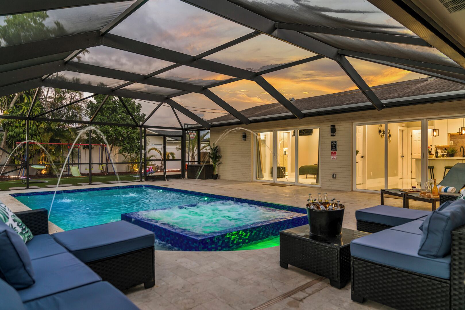 Alberca al aire libre y alberca climatizada