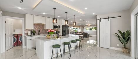 Frigorífico, microondas, horno y placa de cocina