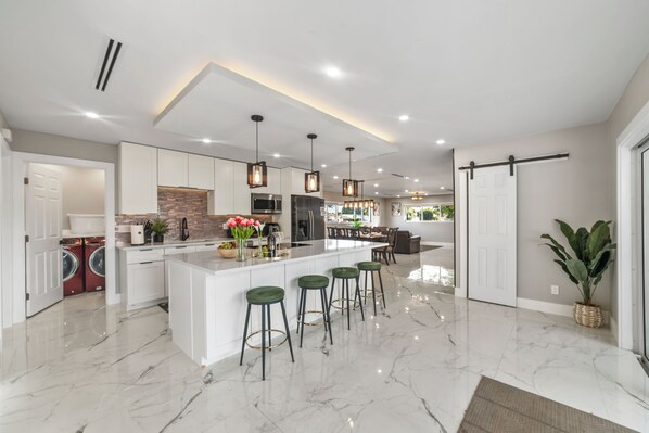 Jääkaappi, mikroaaltouuni, uuni, liesi