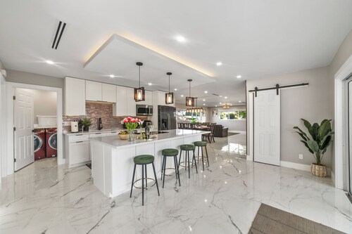 Tropical Luxury Retreat with warm Pool,5 bedr 3 bath& Mini Golf, Impact Windows