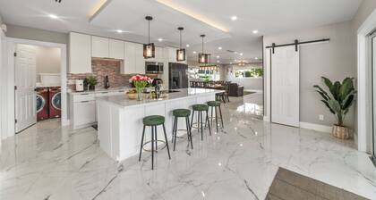 Tropical Luxury Retreat with warm Pool,5 bedr 3 bath& Mini Golf, Impact Windows