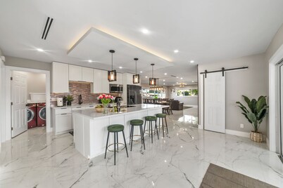 Tropical Luxury Retreat with warm Pool,5 bedr 3 bath& Mini Golf, Impact Windows