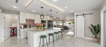 Tropical Luxury Retreat with warm Pool,5 bedr 3 bath& Mini Golf, Impact Windows