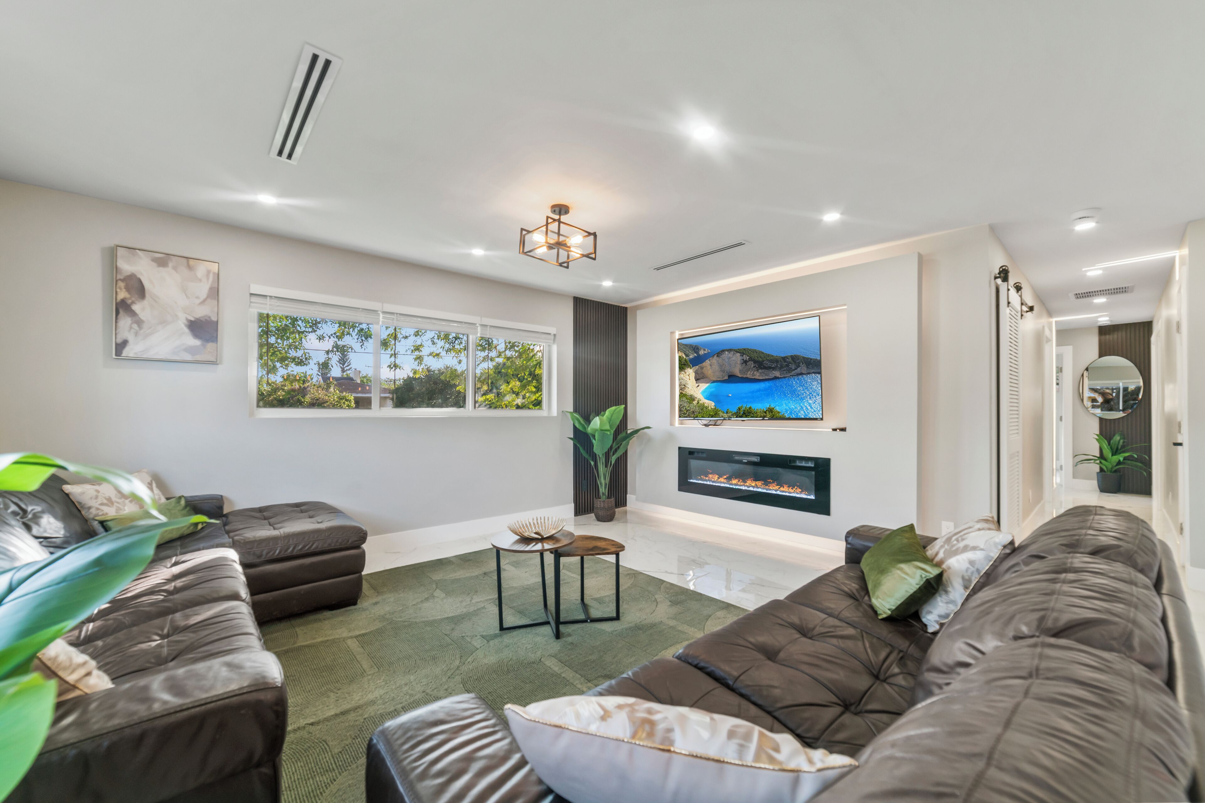 Smart TV, fireplace, video games, table tennis