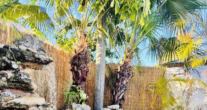 Tropical Luxury Retreat with warm Pool, Spacious 5-bedroom & Mini Golf