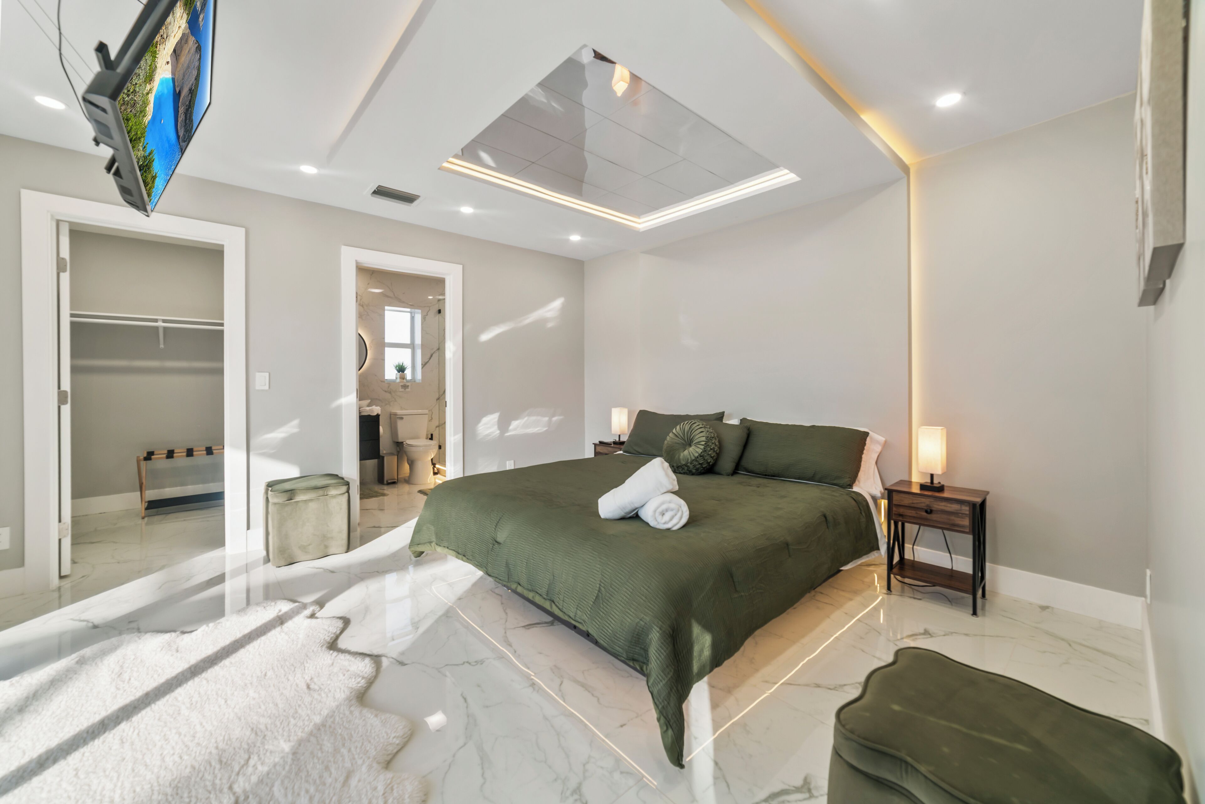 5 chambres, coffres-forts dans les chambres, bureau