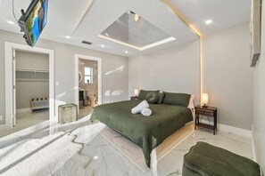 5 soverom, safe på rommet, skrivebord og strykejern/-brett