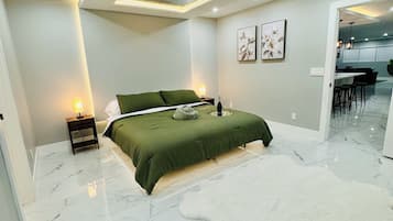 5 makuuhuonetta, tallelokero huoneessa, työpöytä, silitysrauta/-lauta