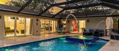 Una piscina al aire libre, una piscina climatizada