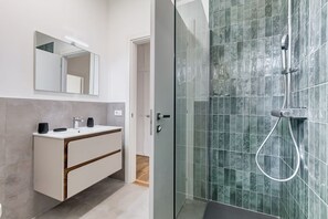 Shower, hair dryer, bidet, towels