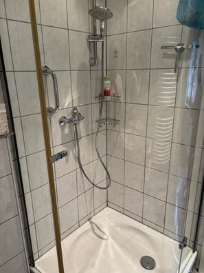 Haartrockner, Handtücher, Seife, Shampoo
