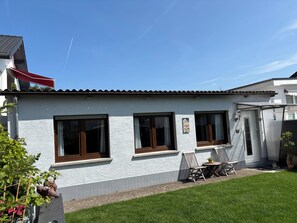 Exterior - Cozy 1 room house in the middle of the garden (Heusenstamm)