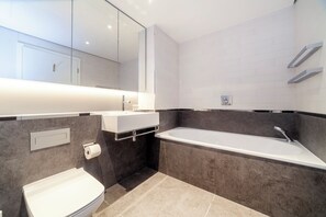 Haartrockner, Handtücher, Seife, Toilettenpapier
