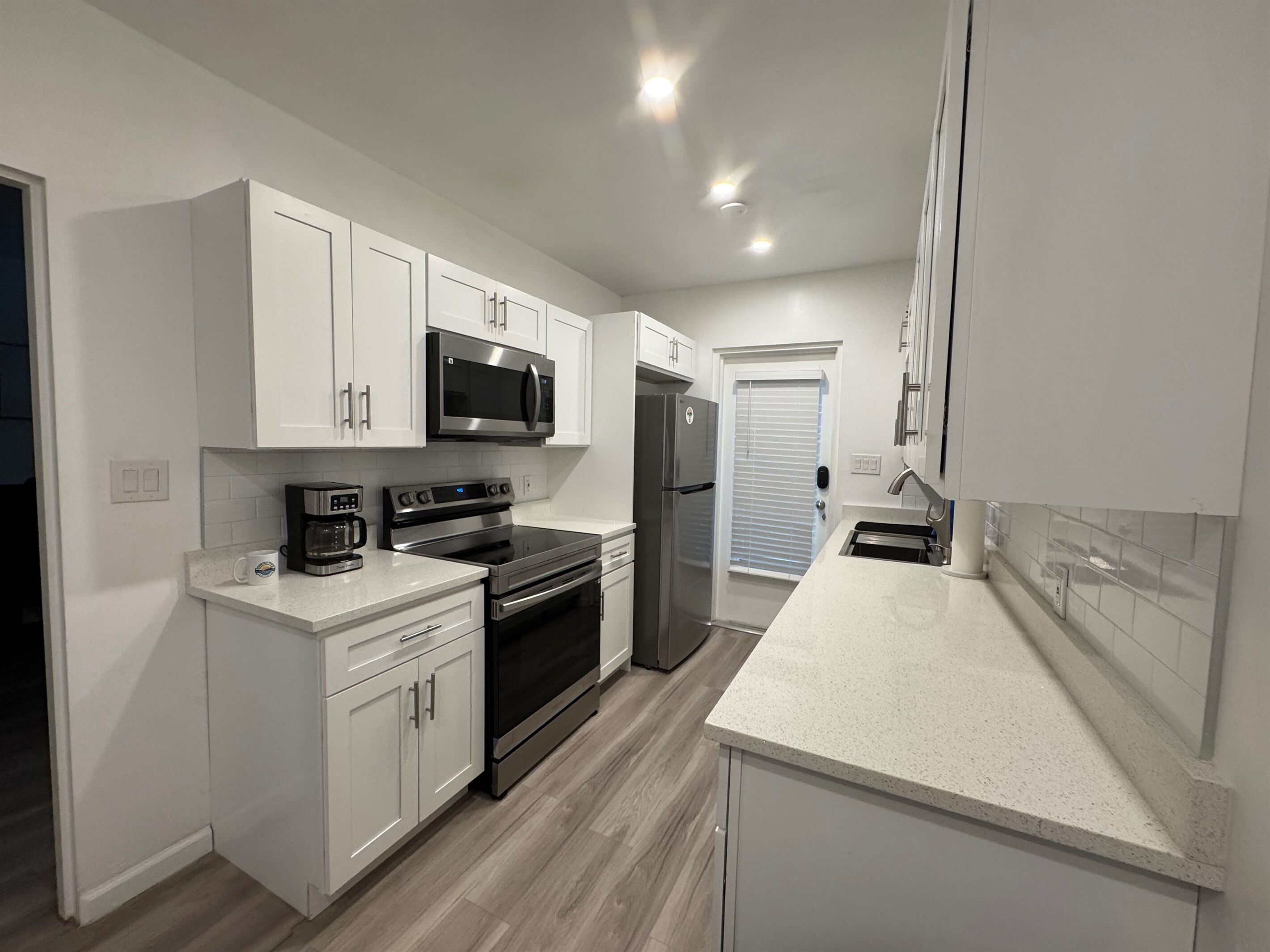 Microondas, horno, placa de cocina y cafetera o tetera