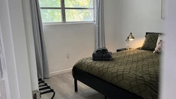 1 habitación, escritorio, tabla de planchar con plancha y wifi