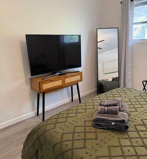 1 habitación, escritorio, tabla de planchar con plancha y wifi 
