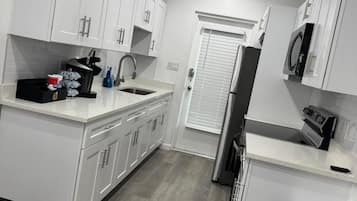 Refrigerador, microondas, horno, placa de cocina