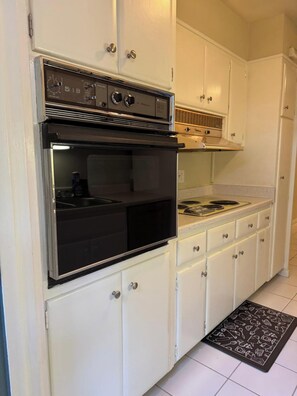Fridge, microwave, oven, stovetop - Vintage 2 Bedroom 1.5 Bathroom Condo Lake View (Orlando)