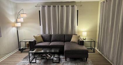 Vintage 2 Bedroom 1.5 Bathroom Condo Lake View